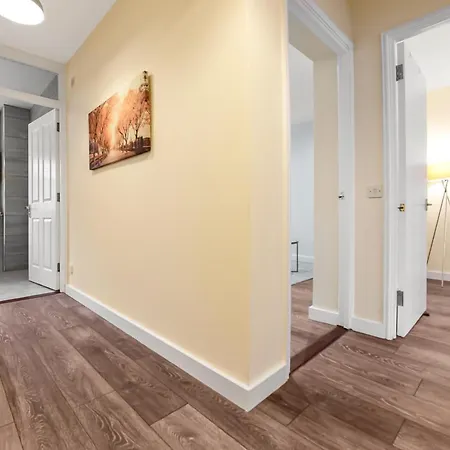 Family Friendly, Zone 2, 2 Beds, Overground London Exterior photo