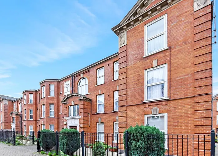 Family Friendly, Zone 2, 2 Beds, Overground