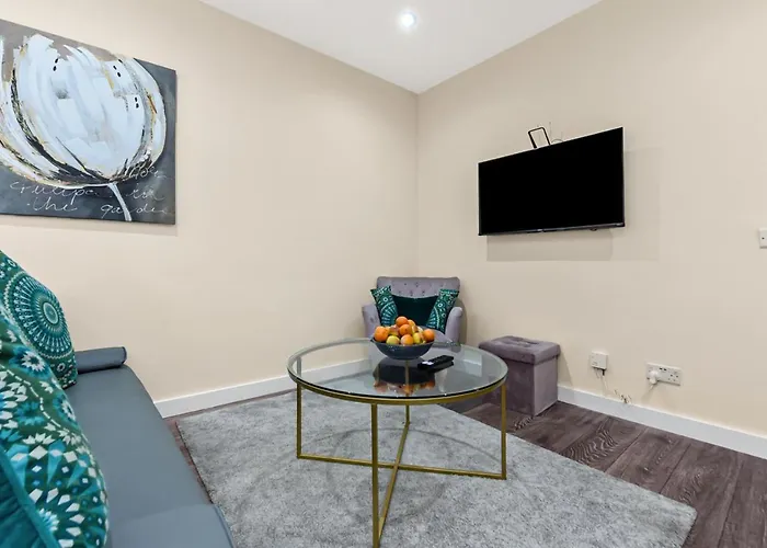 Family Friendly, Zone 2, 2 Beds, Overground