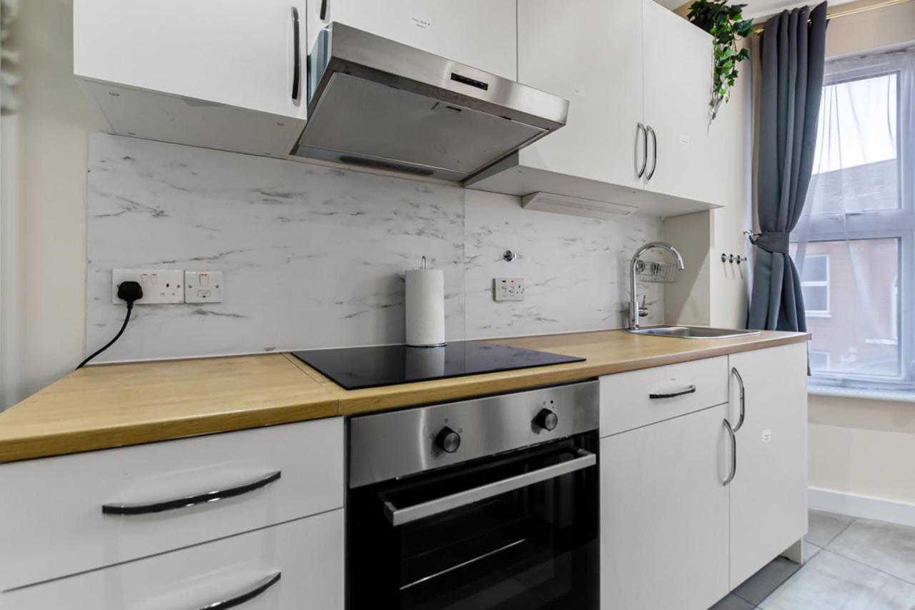 Family Friendly, Zone 2, 2 Beds, Overground Londra